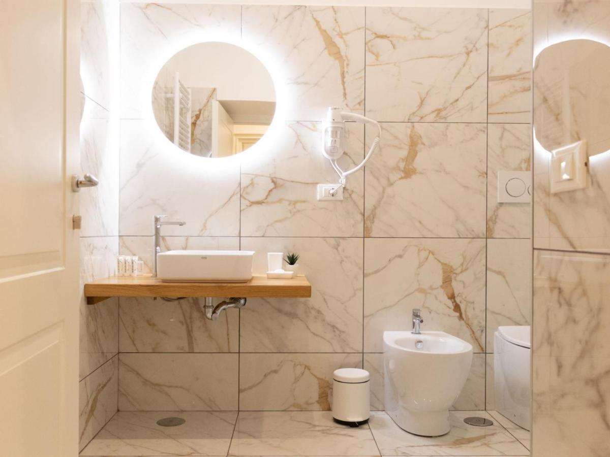 רומא The Best Rent - Elegant Five-Bedrooms Apartment Near Colosseo מראה חיצוני תמונה