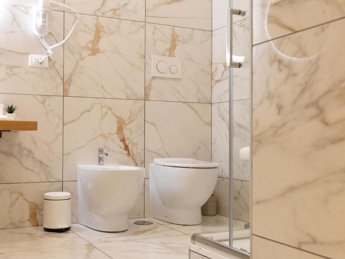 רומא The Best Rent - Elegant Five-Bedrooms Apartment Near Colosseo מראה חיצוני תמונה