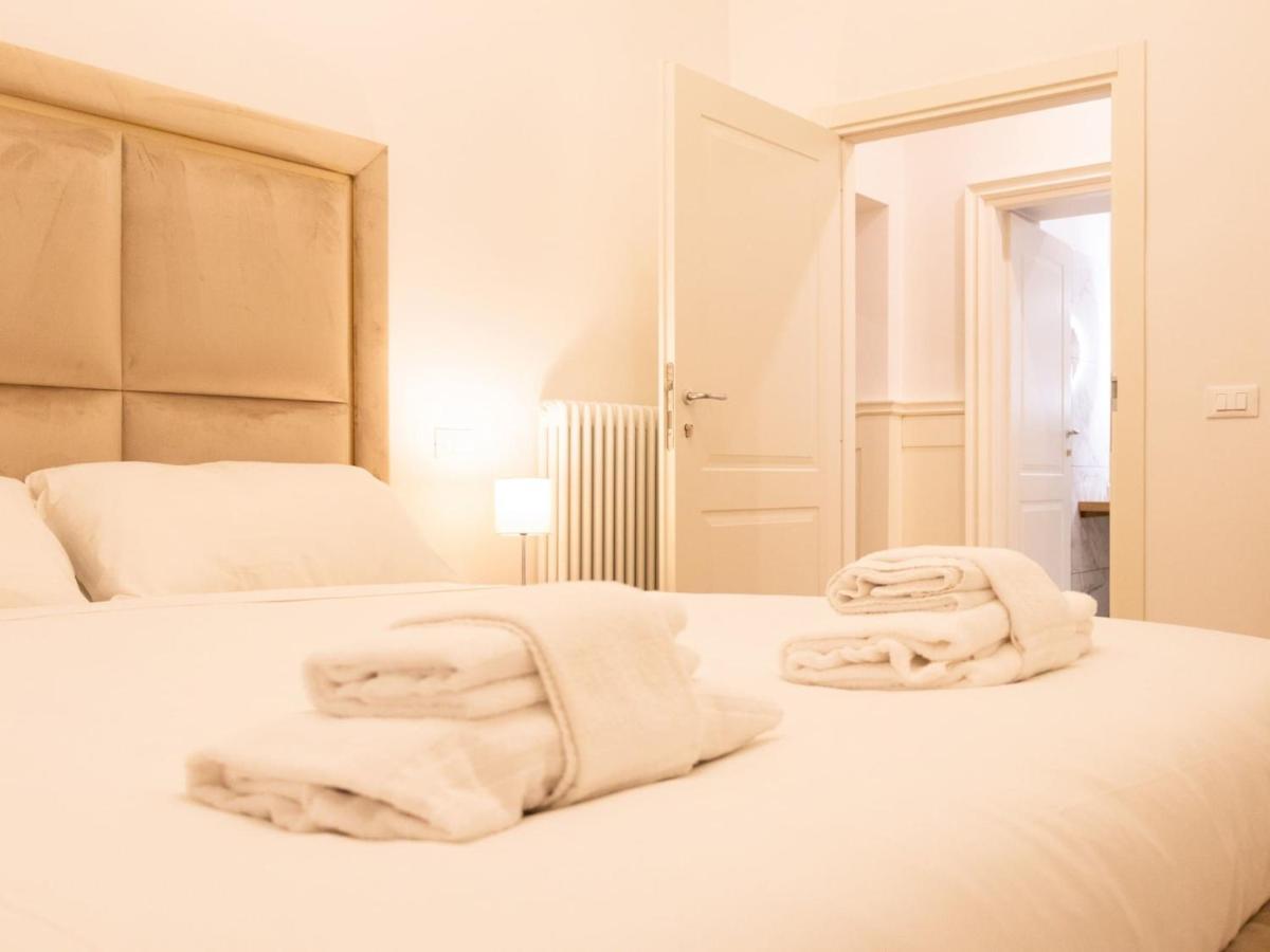 רומא The Best Rent - Elegant Five-Bedrooms Apartment Near Colosseo מראה חיצוני תמונה