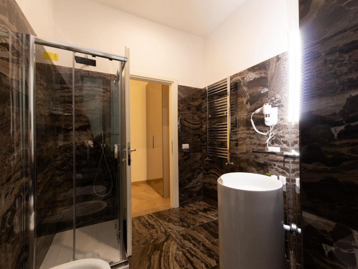רומא The Best Rent - Elegant Five-Bedrooms Apartment Near Colosseo מראה חיצוני תמונה