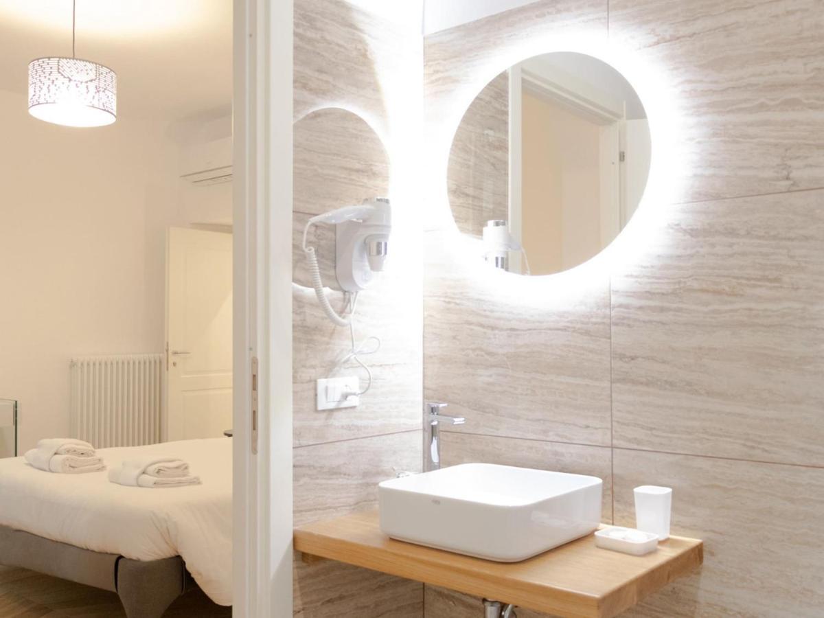 רומא The Best Rent - Elegant Five-Bedrooms Apartment Near Colosseo מראה חיצוני תמונה